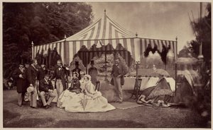 サン・アルバン公爵夫人の屋台とオマール公爵、ユー伯爵、アランコン公爵の一行 作： Camille Silvy