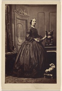 [本を持ち、立っている身元不明の女性] 作： Camille Silvy
