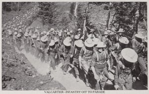 ヴァル・カルティエ-1915年、パレードに向かう歩兵隊（モノクロ写真） 作： Canadian Photographer