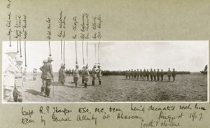 1917年8月、南パレスチナのアバッサンでの式典で、アレンビー将軍がハーパー船長をDCMで飾った 作： Capt. Arthur Rhodes