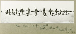 1917年9月にビーチで検査のために作成された銃、カーンユニス
