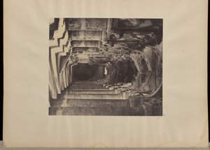 [マドゥラ[トリムル・ナイクの]宮殿、四角形のアーケードの中のヴィスタ。 作： Capt. Linnaeus Tripe