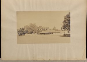 マドゥラ[トリムル・ナイクの]宮殿、前景にフィッシャー氏の校舎。 作： Capt. Linnaeus Tripe