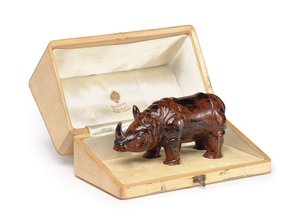 サイの彫刻されたジャスパーモデル、c。 1900年（ジャスパー、ダイヤモンド、シルク、ベルベットの裏地付き木製ケース） 作： Carl Fabergé