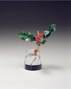 先細りの花瓶にホリースプレー、1890年頃 作： Carl Fabergé