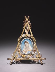チャリーナ・アレクサンドラ・フョードロヴナの肖像画が描かれた三角形のフレーム、1896-1908 作： Carl Fabergé