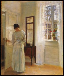 開いたドアのそばの鏡を見ている女性（キャンバスに油彩） 作： Carl Holsoe