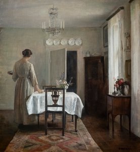 テーブルセッティングをする作家の妻