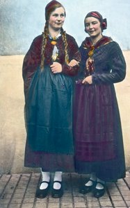 オーストリア、カリンシア地方の若い女性2人の肖像。画像の日付：1920年頃。カール・サイモン・アーカイブ 作： Carl Simon