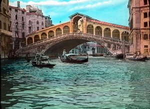 イタリア、ヴェネツィア、リアルト橋と大運河、画像は1910年頃。カール・サイモン・アーカイブ 作： Carl Simon