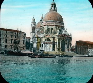 イタリア、ヴェネツィア、サンタ・マリア・デッラ・サルーテ聖堂、別名健康の聖マリア聖堂、ドルソドゥーロ地区の眺め、画像は1910年頃。カール・サイモン・アーカイブ 作： Carl Simon
