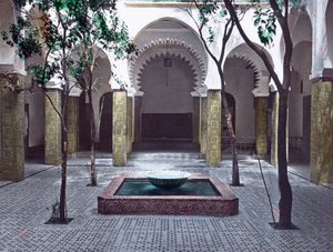 モロッコ北部、タンジール、大使館の中庭、画像は1910年頃。カール・サイモン・アーカイブ 作： Carl Simon