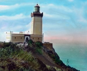 モロッコ北部、タンジェの西12kmに位置するキャップ・スパルテルの灯台。カール・サイモン・アーカイブ 作： Carl Simon