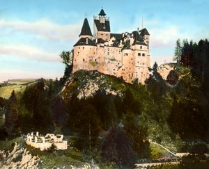 ルーマニア、トランシルヴァニア、ブラン村とブラショフ市近郊のブラン城（ドラキュラの城として知られる）、画像は1920年頃。カール・サイモン・アーカイブ 作： Carl Simon