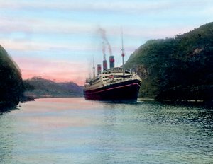パナマ運河を通過する蒸気船、画像は1920年頃。カール・サイモン・アーカイブ 作： Carl Simon