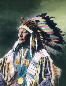 アメリカ合衆国、ネイティブ・アメリカンの酋長の肖像、画像の年代：1910年頃。カール・サイモン・アーカイブ