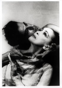 マーサ・グラハム（1894-1991）とバートラム・ロス（1920-2003）の「ビジョナリー・リサイタル」、1961年6月27日（ゼラチン・シルバー・プリント）