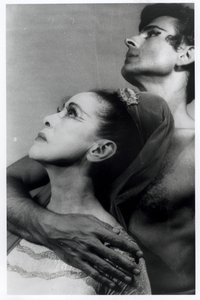マーサ・グラハム（1894-1991）とバートラム・ロス（1920-2003）の「ビジョナリー・リサイタル」、1961年6月27日（ゼラチン・シルバー・プリント） 作： Carl Van Vechten