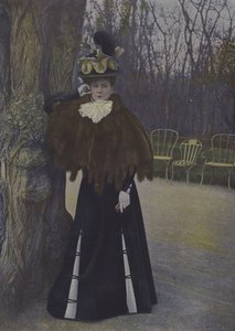 パリの公園の女性（カラー写真） 作： Carle de Mazibourg