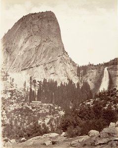 リバティとネバダ滝のキャップ、ヨセミテ、1872年頃、1876年頃印刷。 作： Carleton E. Watkins.