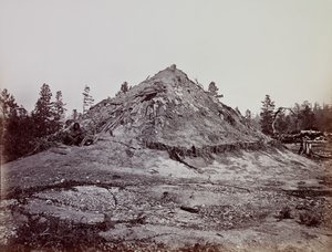 1863 年、カリフォルニア州メンドシノ郡のインディアン スウェット ハウス。 作： Carleton Emmons Watkins