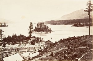 オレゴン州アッパーカスケードの島々、1867年、印刷された。 1876年。 作： Carleton Emmons Watkins