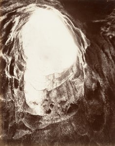 冥王星の煙突を見上げる、1865-66 年、印刷 1876年。 作： Carleton Emmons Watkins
