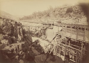 1891年、オロビルのゴールデン・フェザー社、エレベーターに乗り込む（写真） 作： カールトン・エモンズ・ワトキンス