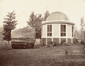 大きな木の切り株の上の家、1865-66年、印刷された。 1876年。 作： Carleton Emmons Watkins