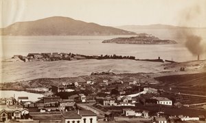 アルカトラズ＆ブラックポイントロシアンヒル、サンフランシスコから 作： Carleton Watkins