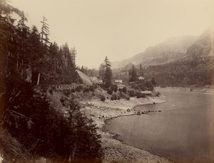[コロンビア川のミドル・ブロック・ハウス］ 作： Carleton Watkins