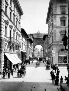 フィレンツェ、ストロッツィ通り、1890年頃（モノクロ写真 作： Carlo Brogi