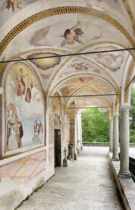サンティ・ナザロ・エ・セルソ教会のフレスコ画とポルティコの眺め（イタリア、ロンバルディア州、コモ、スカリア、ランツォ・デルンヴィ）（写真 作： Carlo Innocenzo Carloni