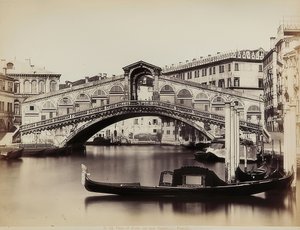 ヴェネツィアのリアルト橋と大運河の眺め。約1865-1875 作： Carlo Naya
