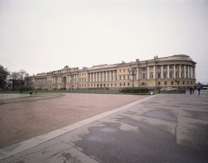 1829年から1834年までのサンクトペテルブルクの上院と会議の建物 作： Carlo Rossi