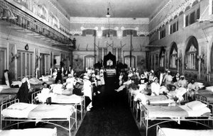戦傷病者と赤十字の看護師がいる病院の装飾されたサロン（モノクロ写真