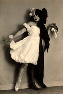 衣装を着たワンダ・ヴルツの肖像 作： Carlo Wulz