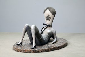 Dirty Love Pillow, 2014（御影石に布、粘土、絵の具）
