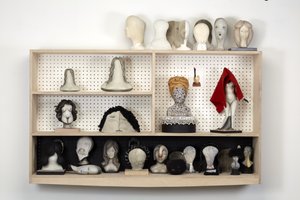 ヘッドケース》2016（石膏、木、革、毛布、フェルトチップ、油絵具、布、鏡、ペグボード、MDF）