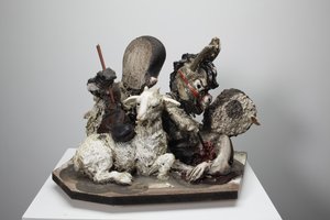 ヘルプ・イズ・オン・ザ・ウェイ, 2010 （木、石膏、粘土、布、絵具）