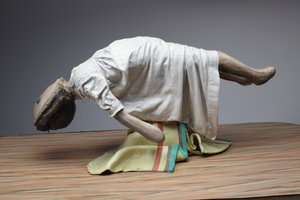 浮遊する人形、2010年（木、鉄、粘土、布、リノ、ペイント） 作： Cathie Pilkington