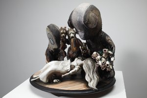 白雪姫, 2010 （木、リノ、石膏、粘土、布、絵具）