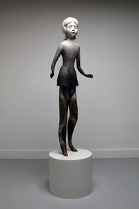 トゥインクル》2014年（ブロンズに油絵の具、ペイントしたブロンズの台座）