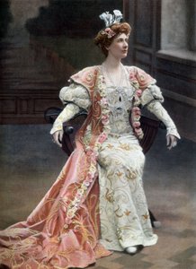 スコットランドのオペラ歌手、メアリー・ガーデン（1874-1967）がパリで演じたオペラ「ラ・レイン・フィアメット」のオルランダ役。写真はフランスの新聞「Le Theatre」からCautin et Bergerが撮影したもので、2月11日付。 作： Cautin and Berger