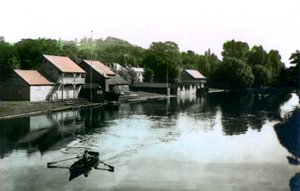 川とボートハウス、バートンアポントレント、1926年。 作： Cavenders Ltd