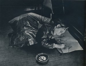 置き去りにされた少女は、1941年に国への旅を想像します。 作： Cecil Beaton