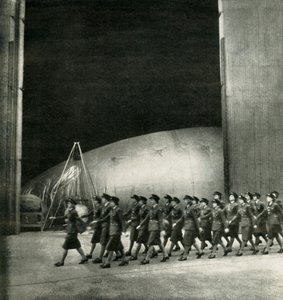 バルーンセンター、c1943。 作： Cecil Beaton