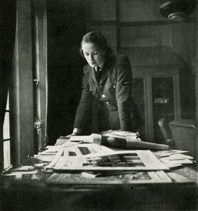 閲覧室、c1943。 作： Cecil Beaton