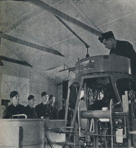 エアガンナーへの指示、1941 作： Cecil Beaton