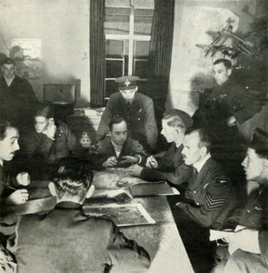 搭乗員の尋問、WAAFがこの作業を支援、c1943。 作： Cecil Beaton